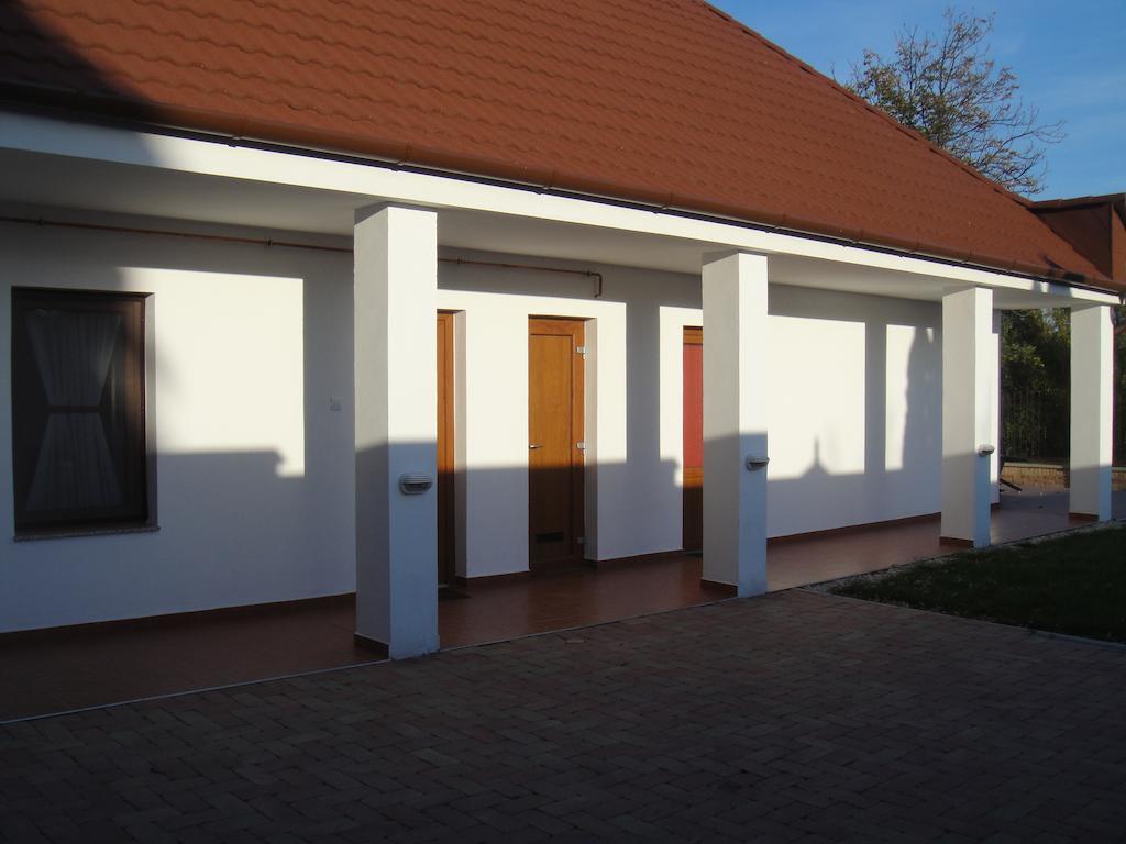 Hotel Paks Panzio Extérieur photo